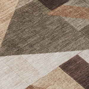 HomeRoots 8' Brown and Beige Round Geometric Rug – Washable, Durable, Indoor/Outdoor Perfect for High Traffic Areas 689037