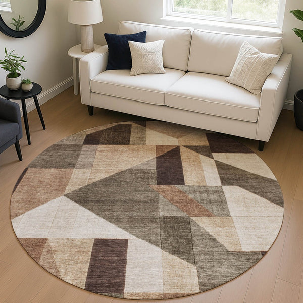 HomeRoots 8' Brown and Beige Round Geometric Rug – Washable, Durable, Indoor/Outdoor Perfect for High Traffic Areas 689037