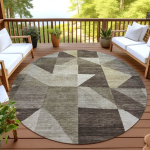 HomeRoots 8' Round Geometric Area Rug in Brown & Beige - Stylish, Washable, Indoor/Outdoor, Durable & Versatile! 689439