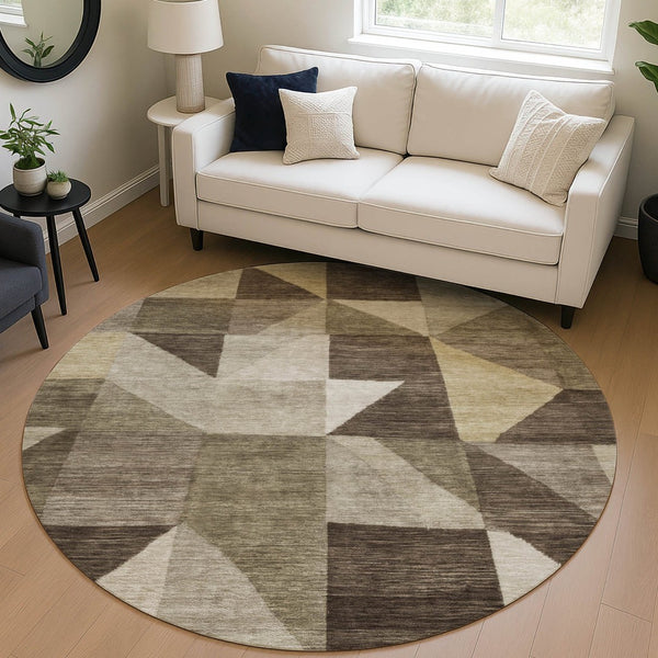 HomeRoots 8' Round Geometric Area Rug in Brown & Beige - Stylish, Washable, Indoor/Outdoor, Durable & Versatile! 689439