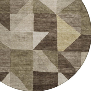 HomeRoots 8' Round Geometric Area Rug in Brown & Beige - Stylish, Washable, Indoor/Outdoor, Durable & Versatile! 689439