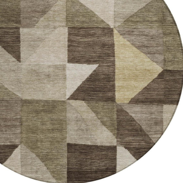 HomeRoots 8' Round Geometric Area Rug in Brown & Beige - Stylish, Washable, Indoor/Outdoor, Durable & Versatile! 689439