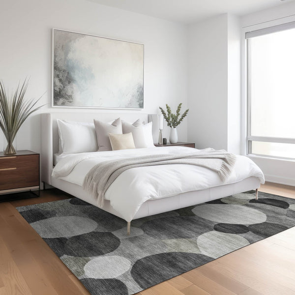 HomeRoots 5' Modern Gray and Silver Geometric Washable Area Rug - Versatile Indoor/Outdoor Decor for Homes 689530