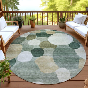HomeRoots 8' Stylish Green and Beige Round Geometric Rug - Washable, Durable, Ideal for Indoor/Outdoor Use! 689537