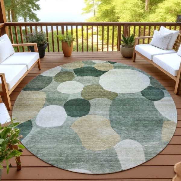 HomeRoots 8' Stylish Green and Beige Round Geometric Rug - Washable, Durable, Ideal for Indoor/Outdoor Use! 689537
