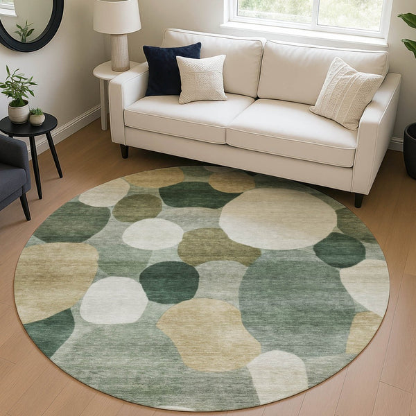 HomeRoots 8' Stylish Green and Beige Round Geometric Rug - Washable, Durable, Ideal for Indoor/Outdoor Use! 689537