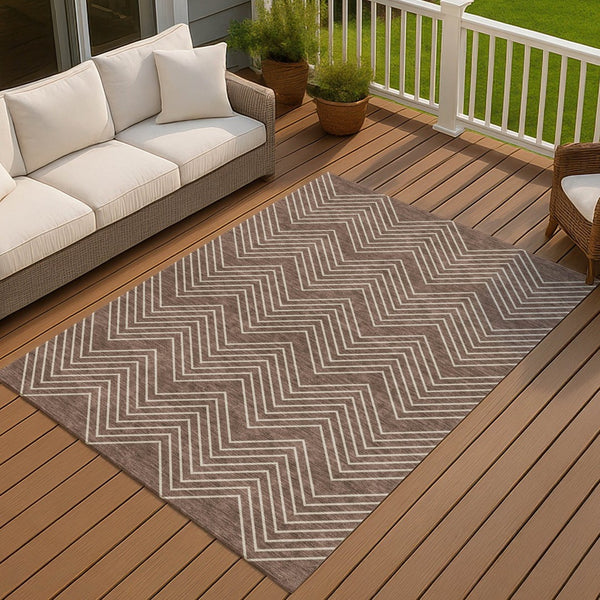 HomeRoots 5' Brown and Ivory Geometric Washable Area Rug - Versatile Indoor/Outdoor Style for High-Traffic Spaces 690082