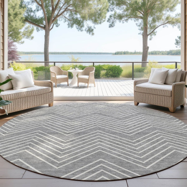 HomeRoots 8' Gray and Ivory Round Geometric Rug - Stylish, Washable, Heavy-Duty for Indoor/Outdoor Spaces! 690095