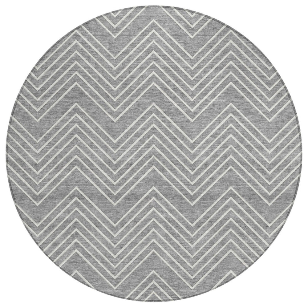 HomeRoots 8' Gray and Ivory Round Geometric Rug - Stylish, Washable, Heavy-Duty for Indoor/Outdoor Spaces! 690095