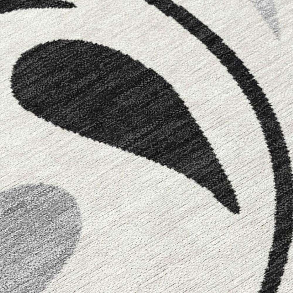 HomeRoots 5' Stylish Ivory and Gray Botanical Leaves Washable Area Rug for Indoor and Outdoor Spaces 690945