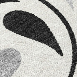 HomeRoots 5' Stylish Ivory and Gray Botanical Leaves Washable Area Rug for Indoor and Outdoor Spaces 690945