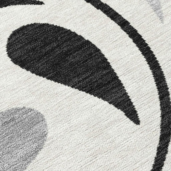 HomeRoots 5' Stylish Ivory and Gray Botanical Leaves Washable Area Rug for Indoor and Outdoor Spaces 690945
