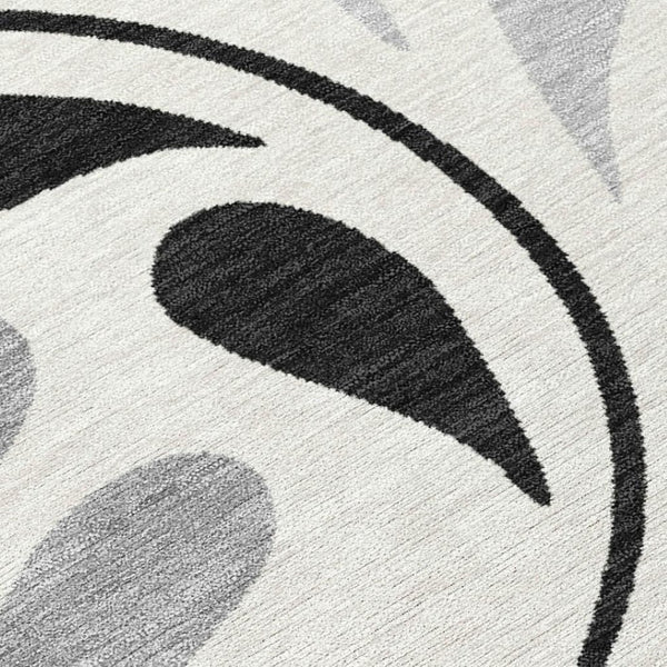 HomeRoots 5' Stylish Ivory and Gray Botanical Leaves Washable Area Rug for Indoor and Outdoor Spaces 690945