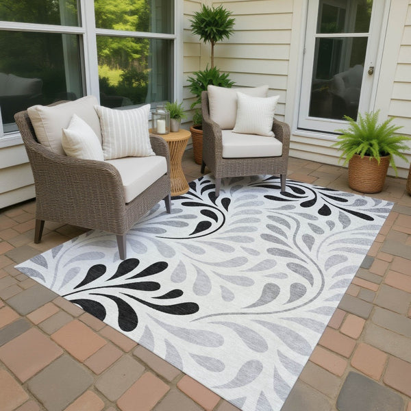 HomeRoots 5' Stylish Ivory and Gray Botanical Leaves Washable Area Rug for Indoor and Outdoor Spaces 690945