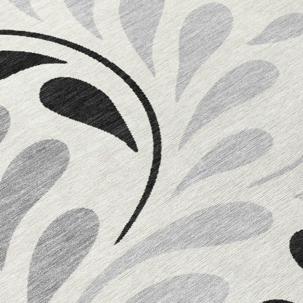HomeRoots 5' Stylish Ivory and Gray Botanical Leaves Washable Area Rug for Indoor and Outdoor Spaces 690945
