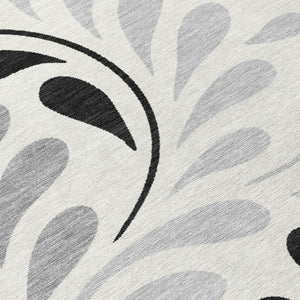 HomeRoots 5' Stylish Ivory and Gray Botanical Leaves Washable Area Rug for Indoor and Outdoor Spaces 690945