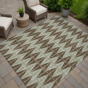HomeRoots 5' Chocolate & Beige Geometric Indoor/Outdoor Area Rug - Durable, Washable, Stylish for Any Space 691071