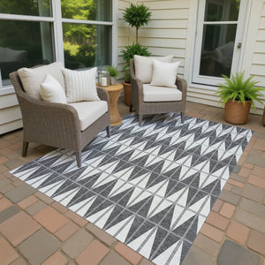 HomeRoots 5' Modern Geometric Ivory Gray and Black Area Rug - Washable, Durable for Indoor/Outdoor Use! 691077