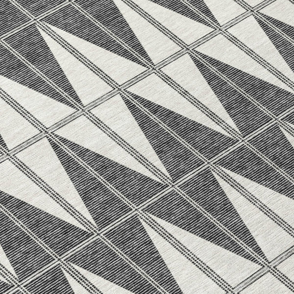 HomeRoots 8' Round Geometric Area Rug in Ivory, Gray & Black - Stylish, Washable, Indoor/Outdoor Versatile Design 691078