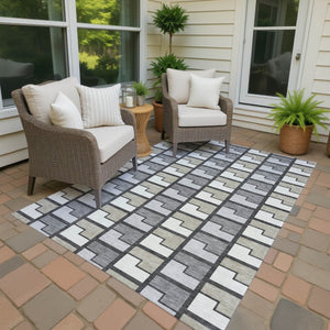 HomeRoots 5' Stylish Ivory Taupe and Gray Geometric Washable Indoor-Outdoor Area Rug for Versatile Spaces 691171