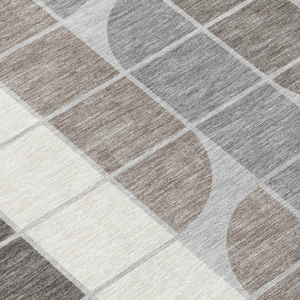 HomeRoots 8' Modern Geometric Round Area Rug in Silver, Brown & Gray | Washable for Indoor & Outdoor Use 691208