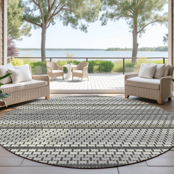 HomeRoots 8' Round Striped Area Rug in Gray, Silver & Ivory - Stylish, Washable, Indoor/Outdoor Durability! 691598