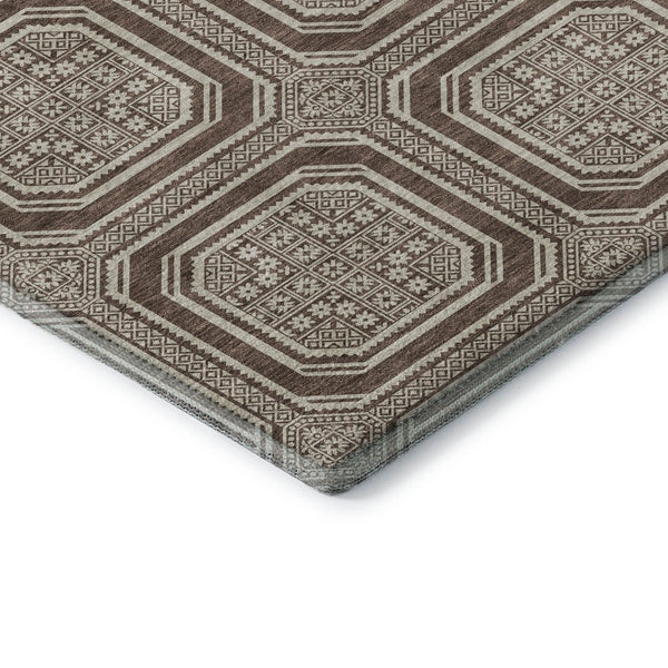 HomeRoots 8' Round Washable Rug in Brown, Beige & Taupe - Stylish Geometric Design with UV Protection & Durability 693777