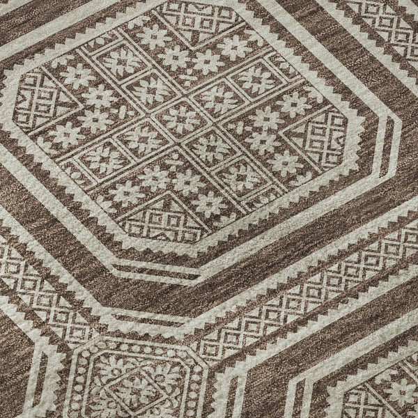 HomeRoots 8' Round Washable Rug in Brown, Beige & Taupe - Stylish Geometric Design with UV Protection & Durability 693777