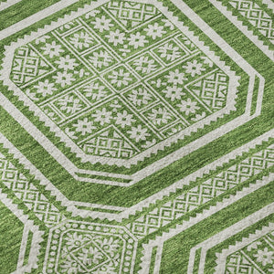 HomeRoots 8' x 8' Modern Green and Ivory Geometric Round Rug - Washable, UV Protected, and Stylishly Durable 693783