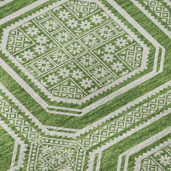 HomeRoots 8' x 8' Modern Green and Ivory Geometric Round Rug - Washable, UV Protected, and Stylishly Durable 693783