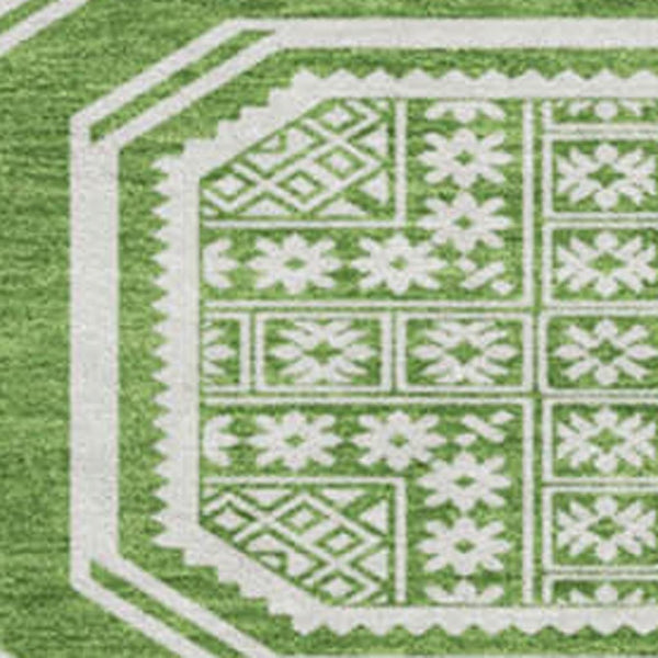 HomeRoots 8' x 8' Modern Green and Ivory Geometric Round Rug - Washable, UV Protected, and Stylishly Durable 693783