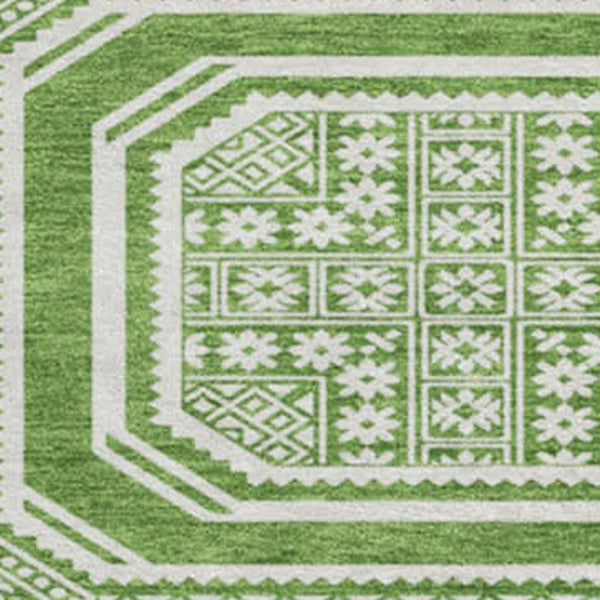 HomeRoots 8' x 8' Modern Green and Ivory Geometric Round Rug - Washable, UV Protected, and Stylishly Durable 693783