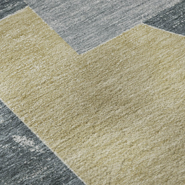 HomeRoots 8' Gray Gold and Silver Abstract Round Rug - Washable, UV-Protected, Stylish & Durable for All Spaces 697359