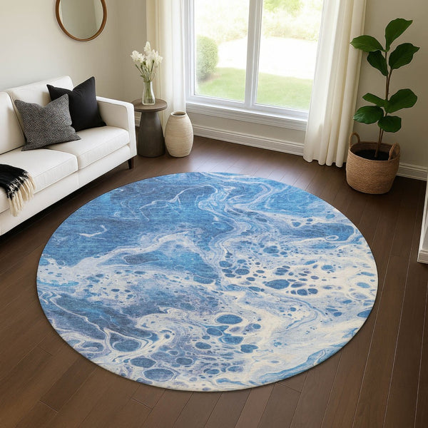 HomeRoots 8' Navy Blue and Ivory Abstract Round Rug - Washable, UV-Protected, Durable for High-Traffic Areas 697737