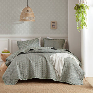 English Elm 3-piece King Quilt Set Ruffle Trim Vermicelli Stitching Soft Polyester Bohemian Bedding Sage Green B035P408231