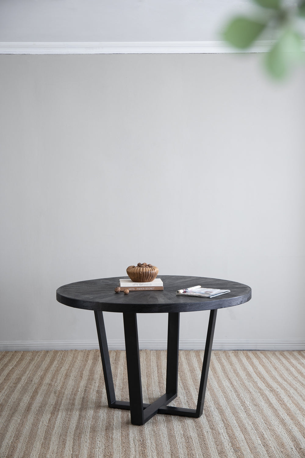 English Elm 47x47x31" Modern Black Dining Table with Rounded Top & Overlapping Cross-Leg Frame Seats 4 Stylishly W2078P293318