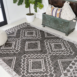 HomeRoots 5' Timeless Black and Ivory Moroccan Indoor/Outdoor Area Rug - Durable, Easy Care, Versatile Design 702574