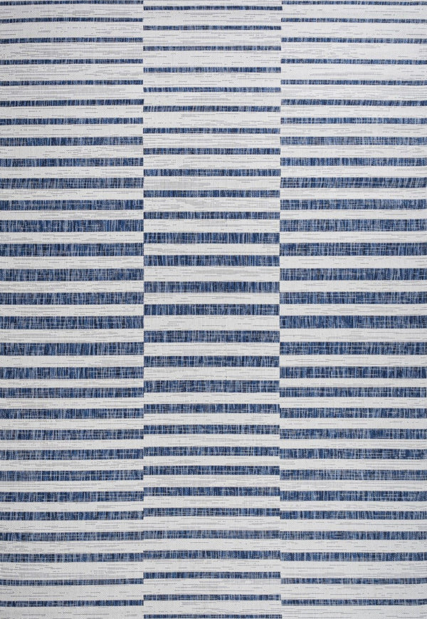 HomeRoots 5' Coastal Ivory and Blue Striped Rug - Durable Indoor/Outdoor Area Rug for Versatile Living Spaces 702600