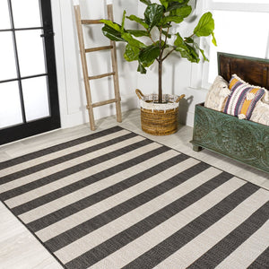 HomeRoots 5' Black and Beige Striped Area Rug - Stylish Indoor Outdoor Accent for Living Spaces & Patios 702658