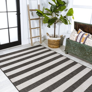 HomeRoots 5' Black and Cream Striped Area Rug - Durable Indoor/Outdoor Design for Patios, Kitchens & More! 702661