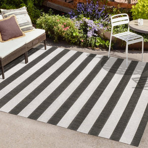 HomeRoots 5' Black and Cream Striped Area Rug - Durable Indoor/Outdoor Design for Patios, Kitchens & More! 702661