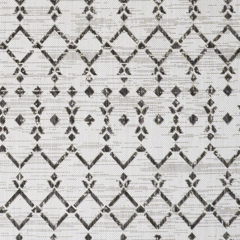 HomeRoots 5' X 8' Cream and Black Trellis Rug - Durable Indoor/Outdoor Area Rug for Modern & Classic Spaces 702805