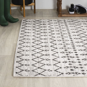 HomeRoots 5' X 8' Cream and Black Trellis Rug - Durable Indoor/Outdoor Area Rug for Modern & Classic Spaces 702805