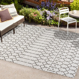 HomeRoots 5' X 8' Cream and Black Trellis Rug - Durable Indoor/Outdoor Area Rug for Modern & Classic Spaces 702805