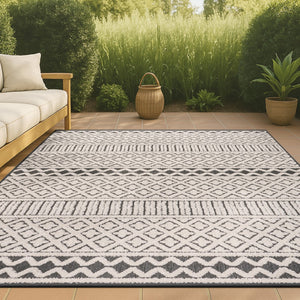 HomeRoots 5' Cream and Black Trellis Area Rug - Stylish Indoor/Outdoor Mat for Easy Care and Durability 703395