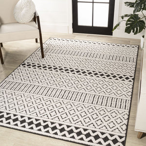 HomeRoots 5' Cream and Black Trellis Area Rug - Stylish Indoor/Outdoor Mat for Easy Care and Durability 703395