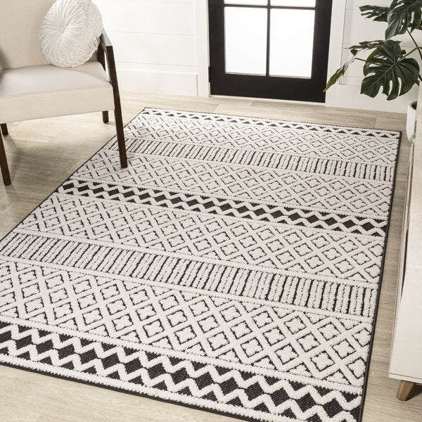 HomeRoots 5' Cream and Black Trellis Area Rug - Stylish Indoor/Outdoor Mat for Easy Care and Durability 703395