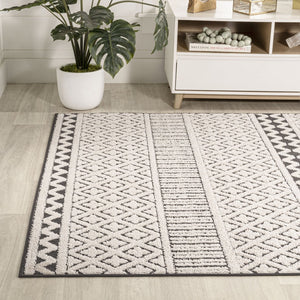 HomeRoots 5' Cream and Black Trellis Area Rug - Stylish Indoor/Outdoor Mat for Easy Care and Durability 703395