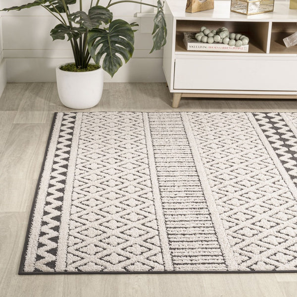 HomeRoots 5' Cream and Black Trellis Area Rug - Stylish Indoor/Outdoor Mat for Easy Care and Durability 703395