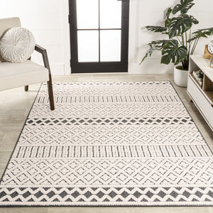 HomeRoots 5' Cream and Black Trellis Area Rug - Stylish Indoor/Outdoor Mat for Easy Care and Durability 703395